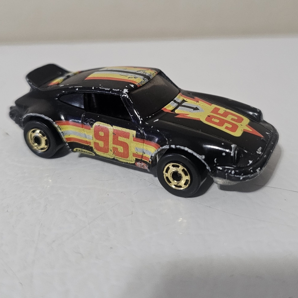 Hot Wheels The Hot Ones P-911 Porsche Gold Hubs 1974
